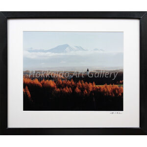 前田真三 『美馬牛小学校をバックに』 - 北海道画廊