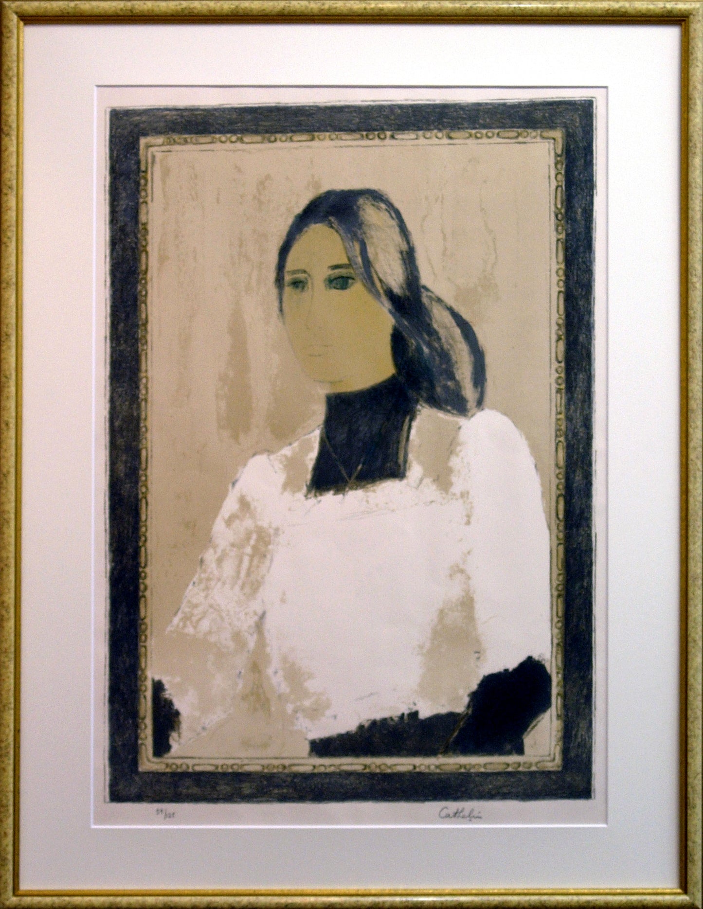 白いブラウスを着たドミニク