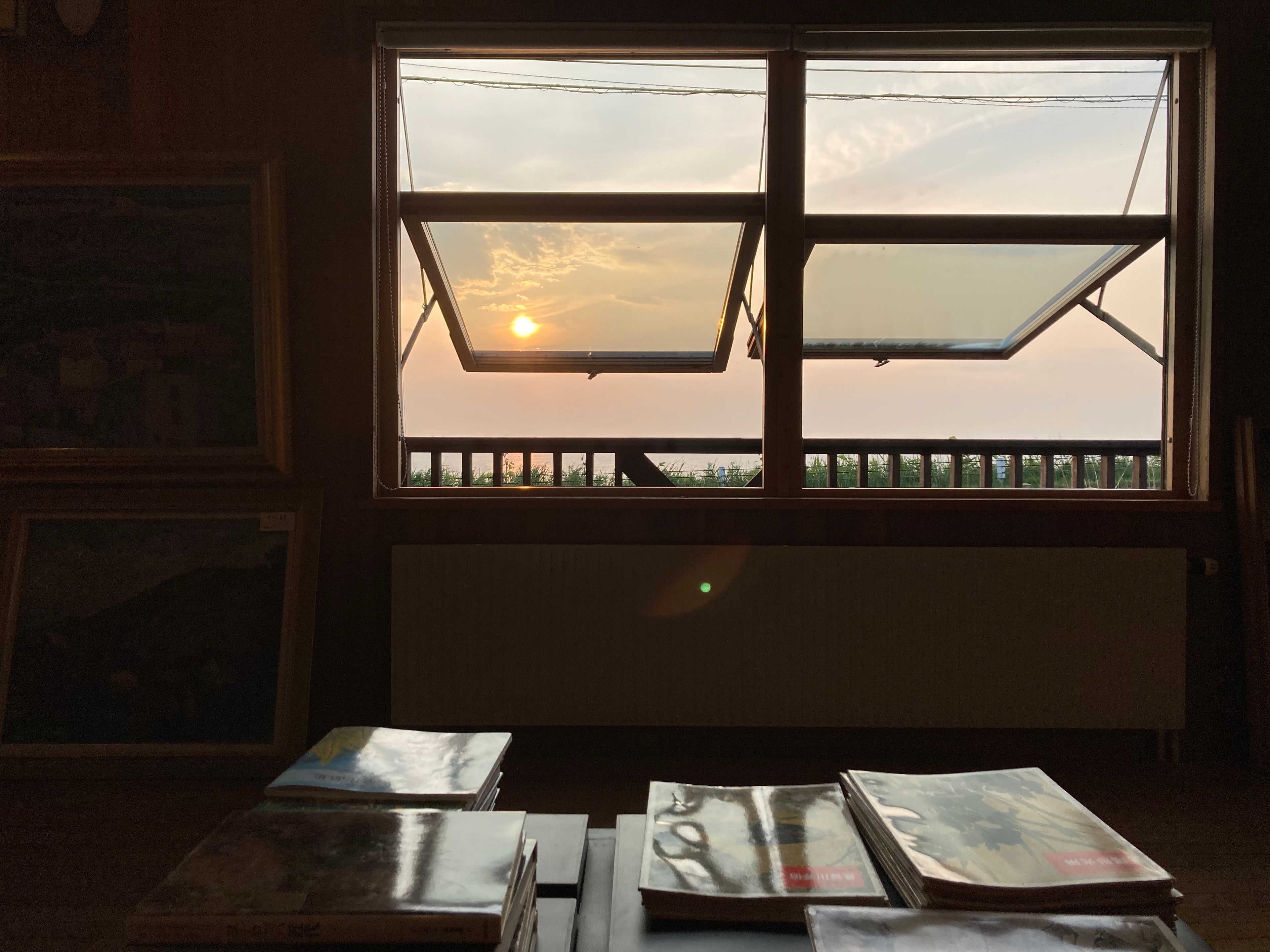 夕日の美術館館内